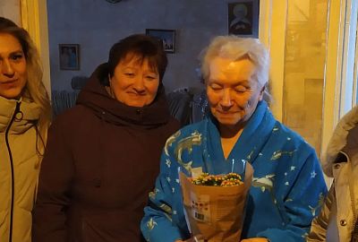 Поздравили бывшую работницу фабрики Емельянцеву Анну Сергеевну, проработавшую на нашем предприятии 45 лет
